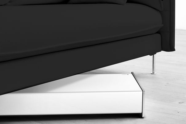 Der Subwoofer von Raumfeld passt mit seinem Design sogar unter das Sofa.
