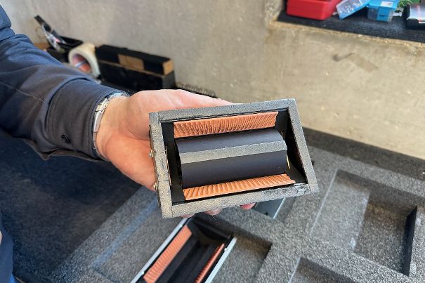 Der dreidimensional geformte Waveguide des LMT.2 ist aus kupferfarbenen High-Tech-Gewebe verbessert die Ankopplung der Membran an die zu bewegende Luft.