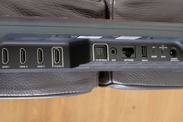 Auch bei den Anschlüssen kann man eigentlich nichts falsch machen. Den TV verbindet man mit einem HDMI-ARC-Kabel, und wenn der Fernseher keinen ARC-Ausgang hat, verbindet man einfach noch ein Toslink-Kabel (TV Optical).