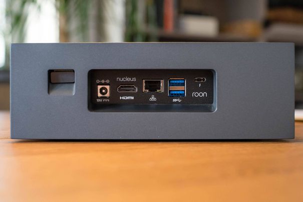 Das Nötigste: Einschalttaste, HDMI-Ausgang, Netzwerkanschluss zwei USB-3.0-Ports.