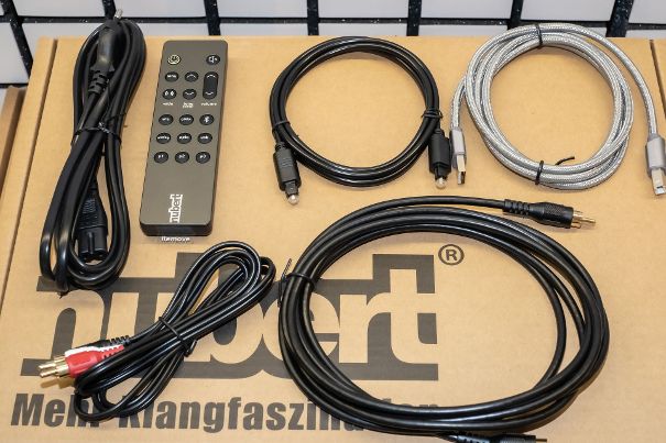 Sie liefern fast alles mit: Netzkabel, Cinch-Kabel, digitales Coax-Kabel, Toslink-Kabel und ein sehr anständig verarbeitetes USB-Kabel. Dazu die Fernbedienung und den aufsteckbaren HDMI-Adapter.