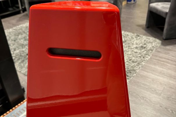 Die Öffnung im Mitteltongehäuse verhindert eine Kompression bei rückseitiger Auslenkung des Treibers.