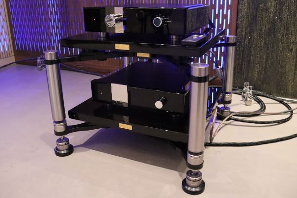 Elektronik von Tidal Audio auf einem Hifistay-Rack befeuerte die Vimberg Tonda.