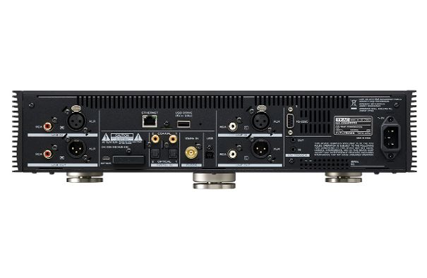 Die Rückseite des UD-701N zeigt eine reichhaltige Anschlussperipherie inklusive Ethernet-Streaming-Buchse.