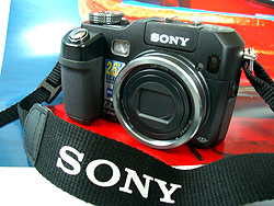 Geballte Technik im klassischen Kameralook: Die Sony DSC-V3 mit 7.2 Megapixeln Auflösung und Carl Zeiss Objektiv.