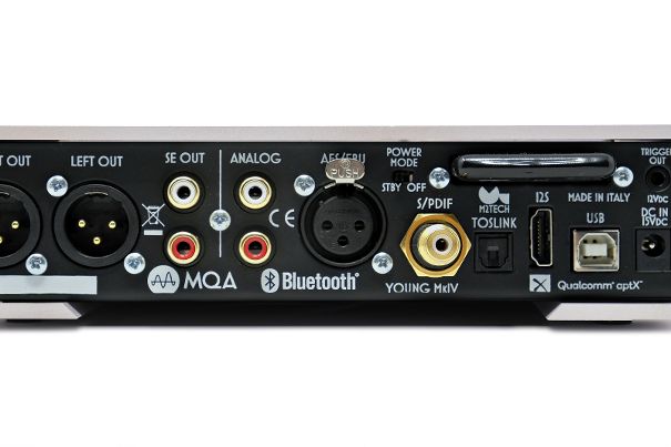 Die Rückseite ist im Gegensatz zur Vorderseite des Young Mk IV DAC voll belegt und komplett ausgestattet. Bluetooth ist das Highlight!