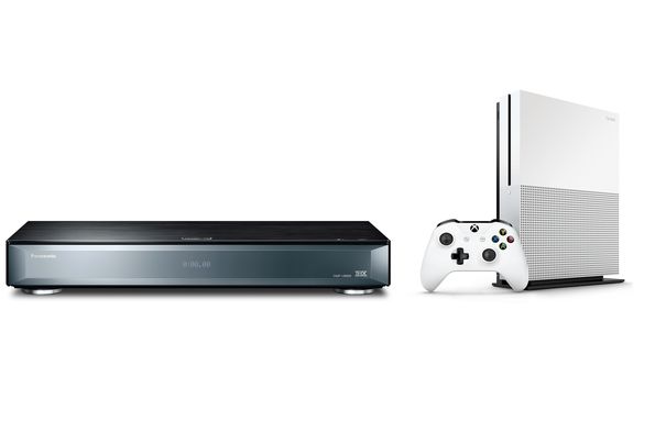 Ein unfairer, aber spannender Vergleich zweier 4K-Blu-ray-Abspieler: Der Panasonic DMP-UB900 gegen die Xbox One S.