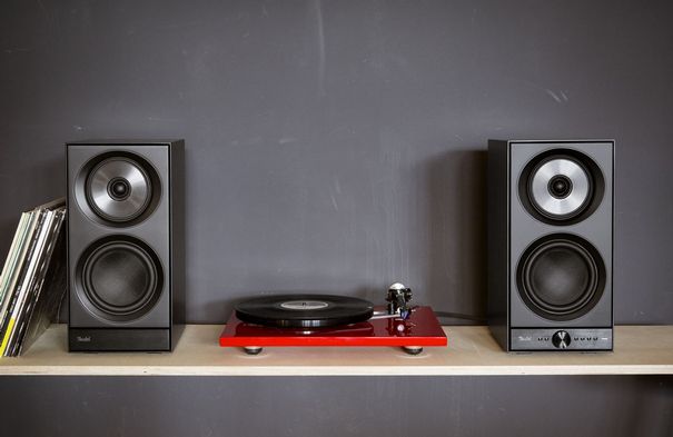 Future meets classic: Die Stereo M lassen sich auch mit einem Plattendreher kombinieren, falls ein Phonovorverstärker dazwischengeschaltet wird.