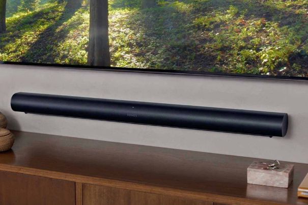 Die Sonos Arc kann unter dem Fernseher platziert oder an der Wand montiert werden. 