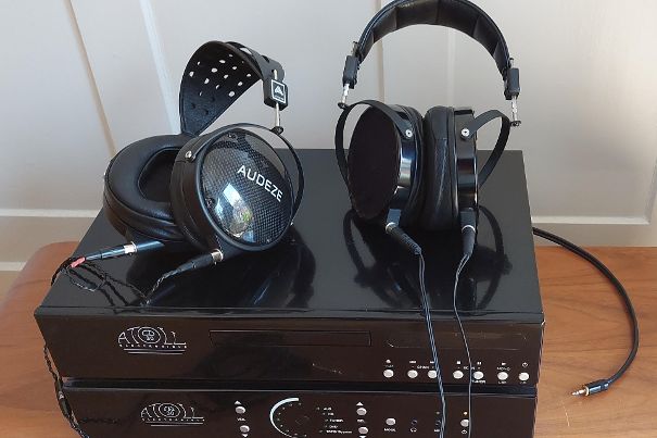 Seit fast 6 Jahren ein treuer Begleiter: der eigene Audeze X(c) von 2015 (rechts).