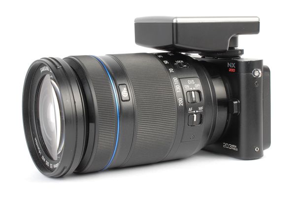 Samsung NX200 mit GPS-Empfänger und 18 - 200 mm: Dicker darf das Objektiv nicht sein.